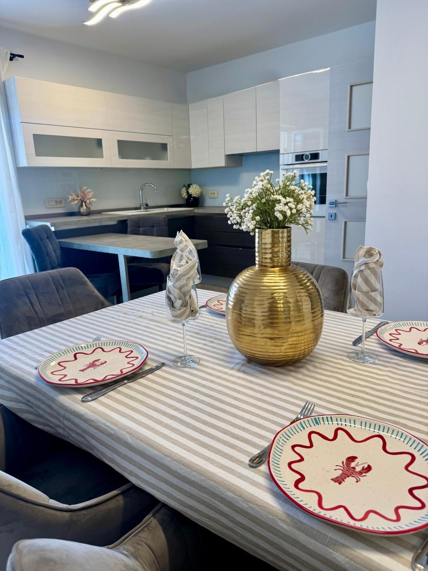 Apartments Toma Novalja Eksteriør billede